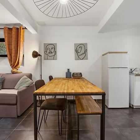 Saint Charles Apartment *